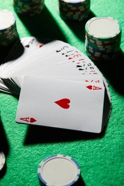 Live Roulette wheel and table at duniavegas studio with dealer